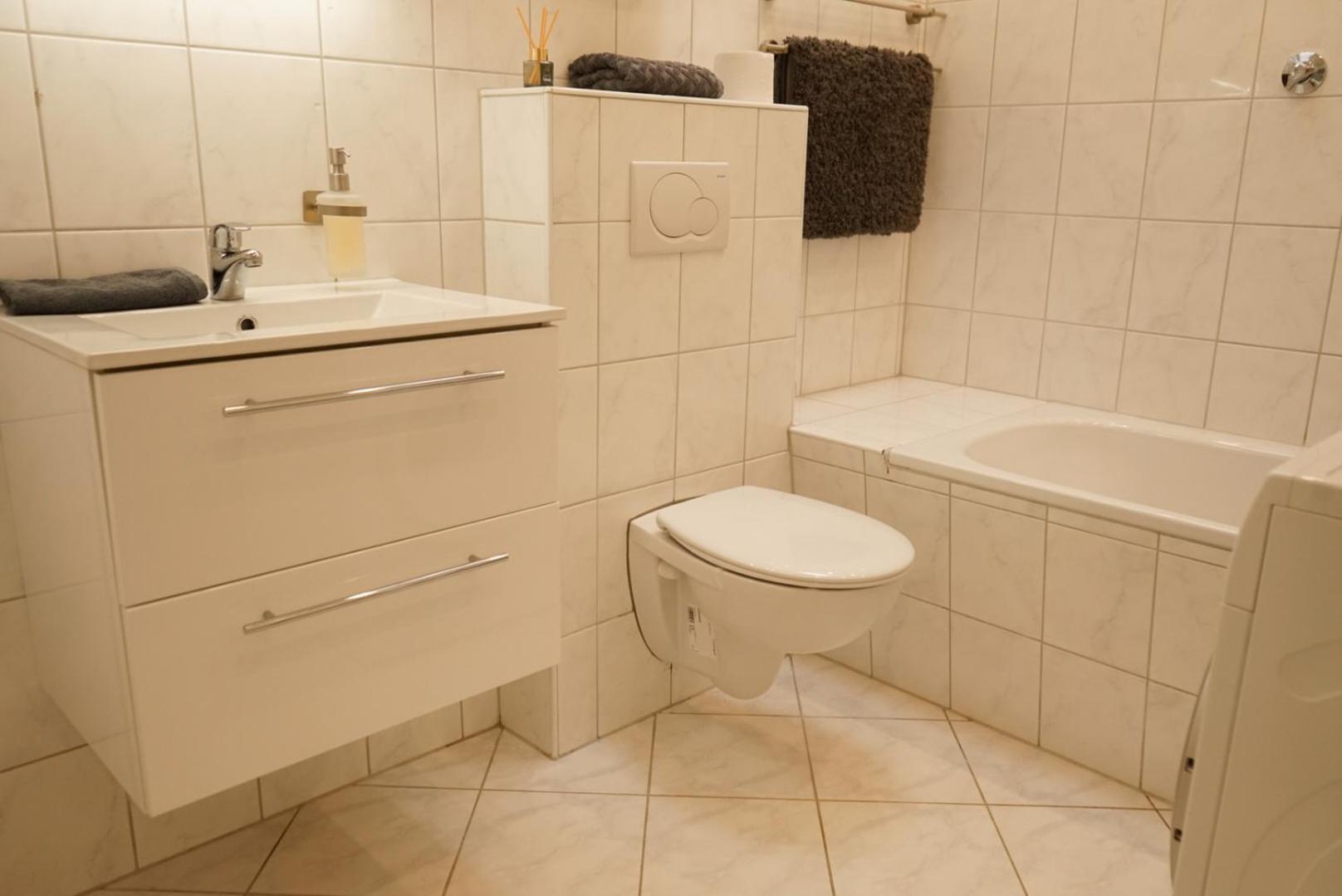 Moeblierte 3-Zimmer-Wohnung Nahe Duesseldorf In Duisburg-Sued Bagian luar foto
